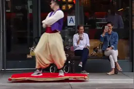 国外超人打造最酷的阿拉丁魔毯在街道飞行~~~~图片