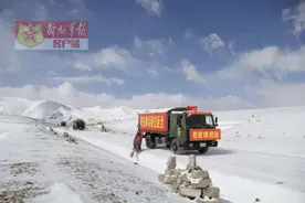 川藏线高山路段普降暴雪 某汽车团助群众脱困图片