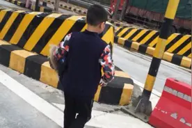 心酸！10岁少年独自在高速上溜达，哭着说“我要去找爸爸”图片