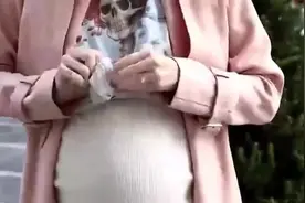 时尚孕妇穿搭，秋冬流行孕妇装，变身最美准妈妈！视频封面