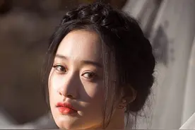 小说：她跟前任的小叔在一起，前任上门，他故意让她坐在他的腿上图片