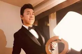 黄渤错失金马影帝 晒搞怪合影获网友支持图片