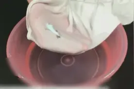 生活小技巧：衣服上的眼线笔渍不好洗，教你一招轻松洗掉视频封面