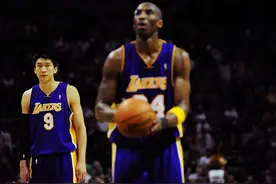 4月14日科比谢幕战当晚，神秘嘉宾现场演唱《祝你平安》送科比图片