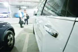 新买的车两侧车门把手竟然不一样图片