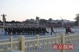 北京武警组织新兵到天安门广场开展爱国主义教育图片