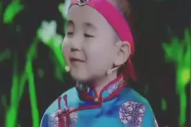 4岁小萌娃跟姐姐卖碗，到底是卖完了还是卖碗呢？全场笑翻视频封面