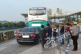 客车ETC车道刷卡失败 司机倒车撞上后车负全责图片