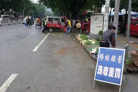 柳州交警联合执法局整治西江路“马路市场”图片