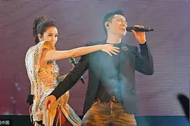 刘德华变热舞Boy一蹦三尺高 助阵谢安琪演唱会暖心送抱图片