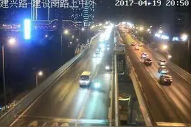全省首例   “老司机”成都二环高架飙摩托全部遭起图片