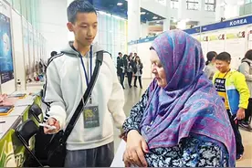 握笔自动出芯 放笔自动缩回 他发明的这种签字笔获国际金奖图片