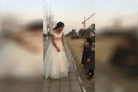 小矮人扛媳妇，这动作真是太搞笑了视频封面