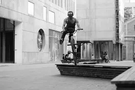 花样自行车是一项集挑战性、刺激性、运动性和娱乐性的极限运动图片