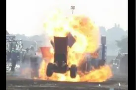 世界上最暴力的拖拉机牵引大赛，发动机直接喷火了，实在太刺激了图片