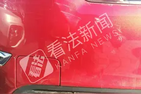 新车未提先遭剐蹭 律师：有权更换新车图片