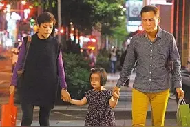 61岁罗大佑牵3岁女儿及娇妻外出家庭照首曝光图片