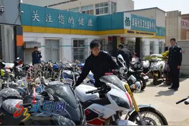 烟台市芝罘区城管整治芝罘屯路电动车占道经营图片