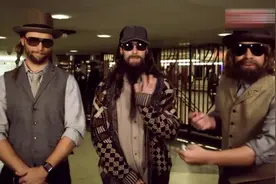 魔力红亮相地铁站装扮街头艺人演唱Sugar,卸妆瞬间引人群沸腾