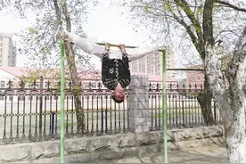 鞍山：曾患脑血栓老汉 单杠倒挂亮“绝活”图片