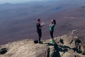 美国男子山顶浪漫求婚 用无人机记录难忘时刻图片