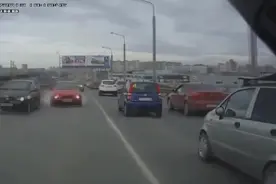 救护车紧急出警，没想到对向车道一辆红色小车突然窜出，太吓人了图片