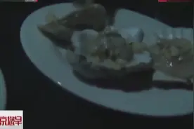 你吃的生蚝可能是这样“组装”的：回收蚝壳和死蚝图片