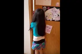 爸爸将失踪2年的狗狗藏在女儿房间，女儿开门时的反应太感人了图片