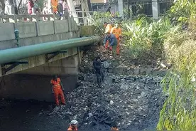 杭州一小河抽干水后 竟露出200多辆共享单车！图片