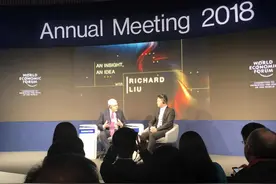 直击达沃斯｜刘强东笑谈创业辛酸路：场下爆笑不断，奶茶妹妹全程陪同图片