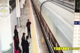 高铁又现人为原因临时停车两分钟 不过这次大家都在转发点赞视频封面