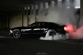 一匹黑色难以驯服的野马Mustang GT在上演速度与激情！图片