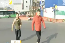 西安五路口天桥拆后行人不“习惯”地下通道 以横穿马路为主视频封面