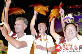 小小健身球舞出快乐精彩图片