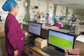 探访春节值班医生：已委托好友陪孩子放鞭炮图片