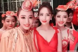 佟丽娅春晚后台和群演合照曝光 美得不像话图片