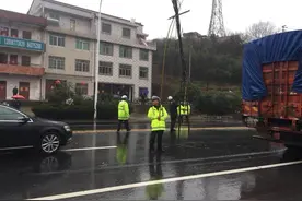 电线被车刮落导致堵车 交警充当人体电线竿保畅通图片