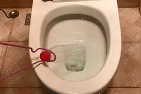 马桶堵住别花钱请人通，只需自制一个皮搋子，马桶一分钟就能疏通