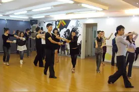 成人拉丁舞的学习技巧图片