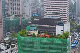 歪哟，大十字这栋楼顶上居然有个挖掘机，22吨重！咋个上去嘞？图片