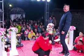 贵州一人家晚上娶媳妇拜堂，三鞠躬之后媳妇哭了视频封面