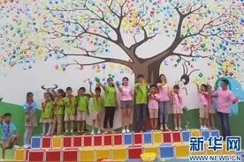 手蘸彩色颜料绘“智慧树” 世贸小学创意过六一图片
