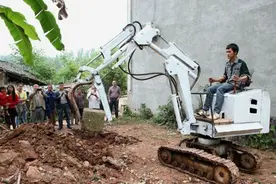 他仅凭双手就造出一辆挖掘机，看来蓝翔的通知书已经在路上了图片
