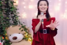 她是一个眼睛会笑的主播，唱起歌来一点也不比歌手差！