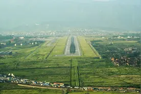 尼泊尔空难：机场旁是深谷降落难度大，飞行员疑听错塔台调度图片