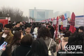 2018年河北省毕业生就业市场在石家庄举办 8万人次进场求职图片