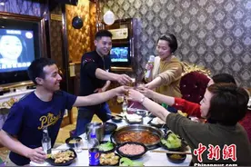 重庆现火锅KTV 边吃边唱两不误图片