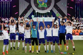 （体育）（1）足球——“谁是球王”校园足球大赛西安站决赛举行图片