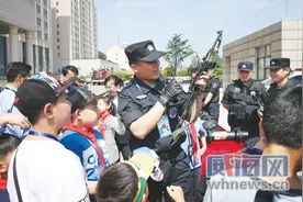 威海市公安局民警子女走进警营迎“六一”图片