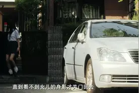 日本女生身穿日式校服，愉快的蹦向学校，尽显可爱清纯